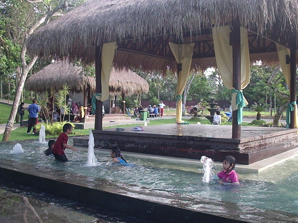 anak2 asyik berenang ria di kolam 
