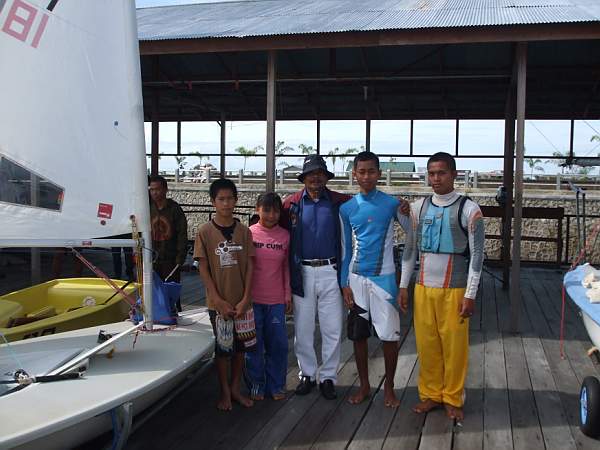 Atlit Layar bersama Drs H.Saleh Basire dari Team Lekop Kaltim Atlit Layar bersama Drs H.Saleh Basire dari Team Lekop Kaltim
